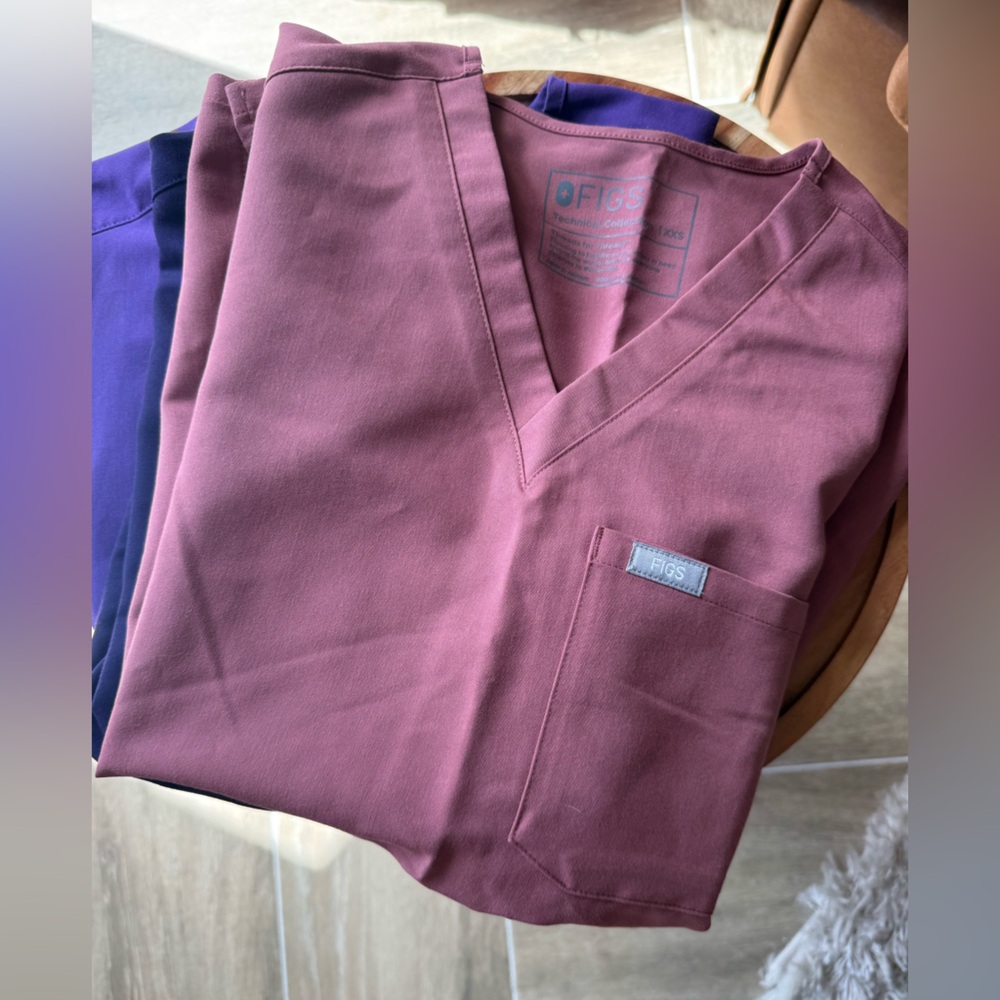 FIGS Bundle of 3 Sets of Scrubs - Picture 6 of 6